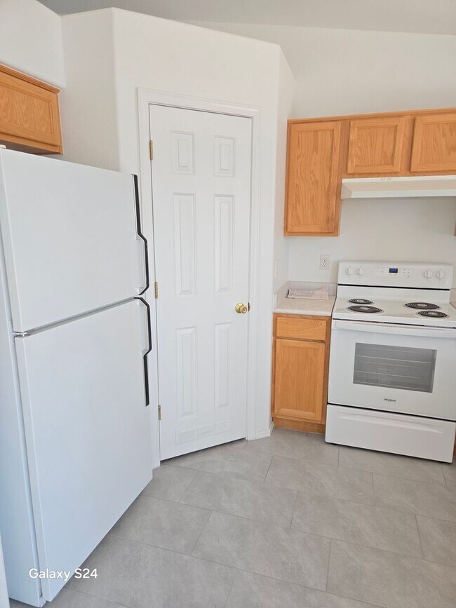 Building Photo - 3 Bedroom, 2 Bath, 2 Car Garage