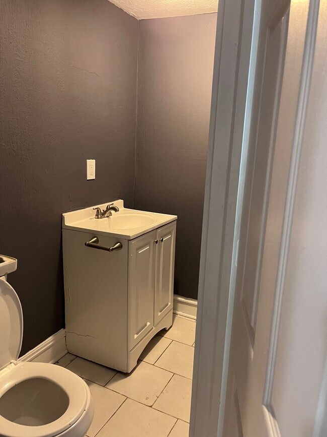 Building Photo - 3-Bedroom Home for Rent in Cleveland – Great Value!