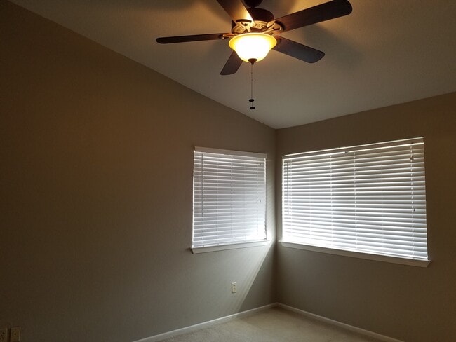 Building Photo - Adorable 2 bedroom townhome style Condo