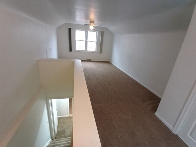 Building Photo - 3 bedroom, 1 bath, brick bungalow now available! $1,500