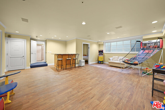 Building Photo - 525 N Hillcrest Rd