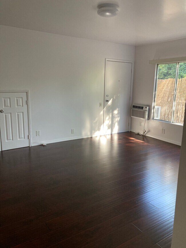 Building Photo - 1900 Grace Ave