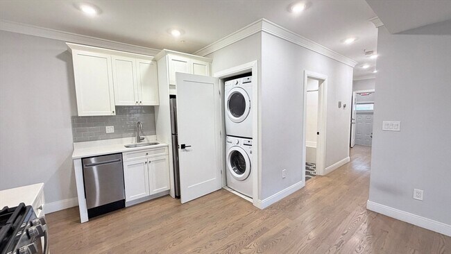 Building Photo - 93 George St