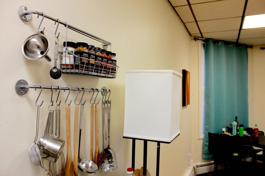 Building Photo - 877 Beacon St