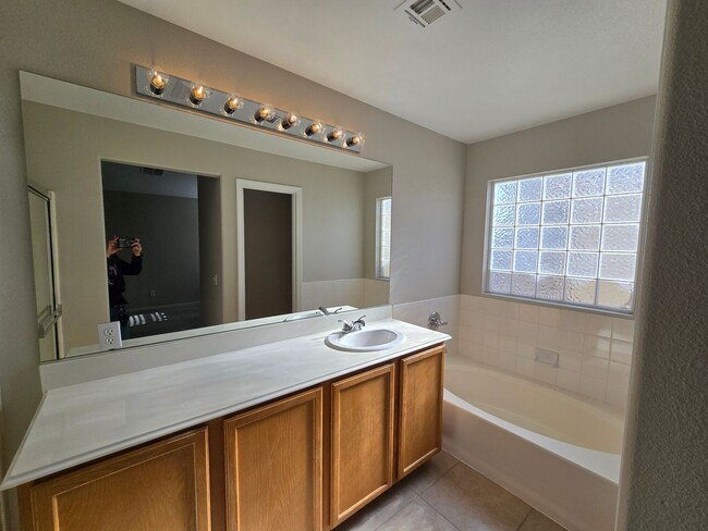 Building Photo - 3 Bedroom Home in Summerlin North Close to...