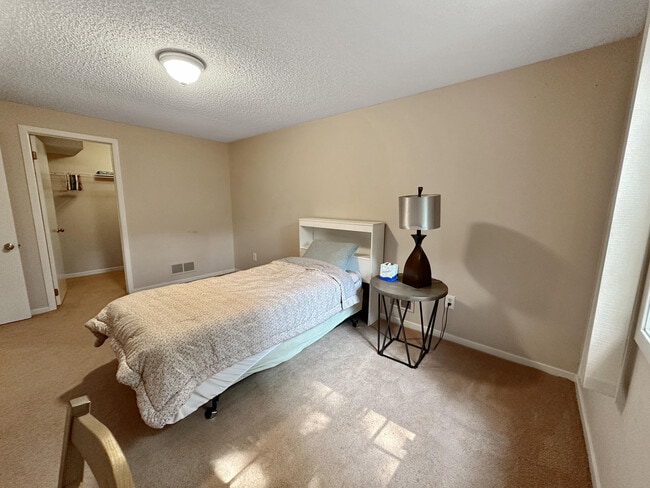 Building Photo - 41589 Sleepy Hollow Dr