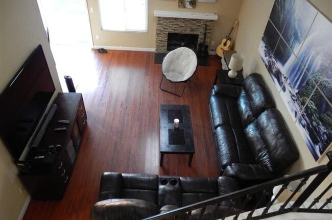 Building Photo - Two-Story 3 Bed, 2 Bath Townhome with Garage