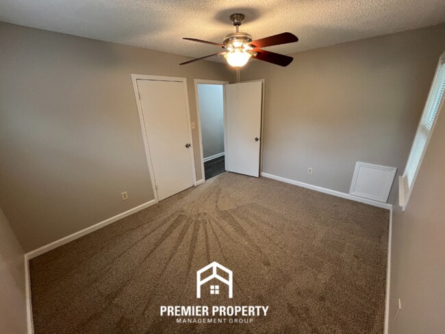 Building Photo - 3034 Clarendon Rd