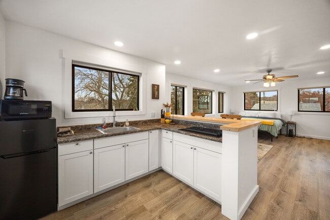 Building Photo - 420 N 6th Ave