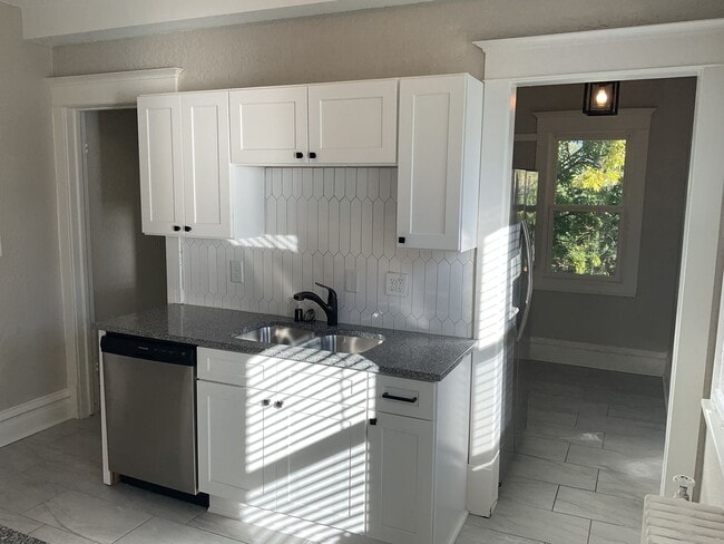 Building Photo - Beautifully Updated 4 BR/2 BA Upper-Level Duplex in Minneapolis with 2-Car Garage!