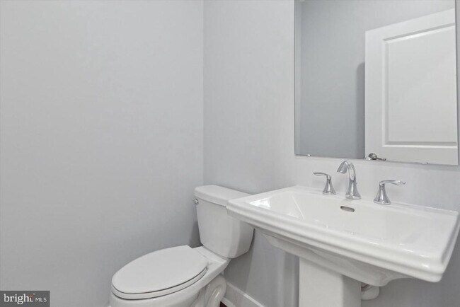 Building Photo - 10 Ladbroke Dr