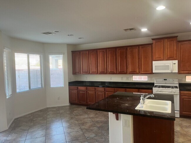 Building Photo - Welcome to this beautifully maintained home in one of Gilbert’s most sought-after communities.