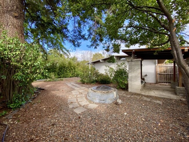 Building Photo - 930 Reddy Ave