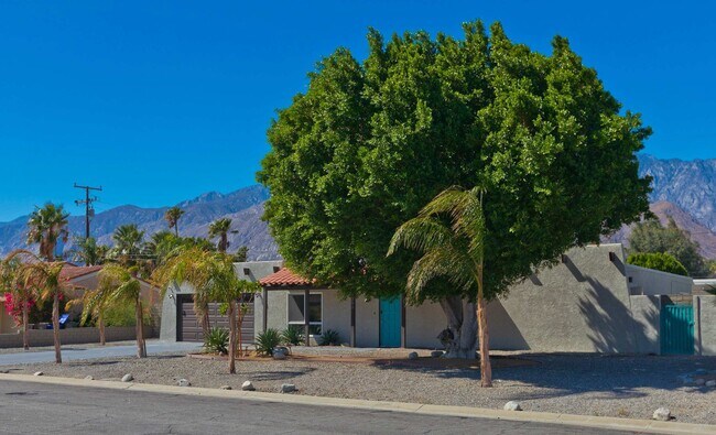 Building Photo - Modern home w Private Pool, Spa, Pets Welc...