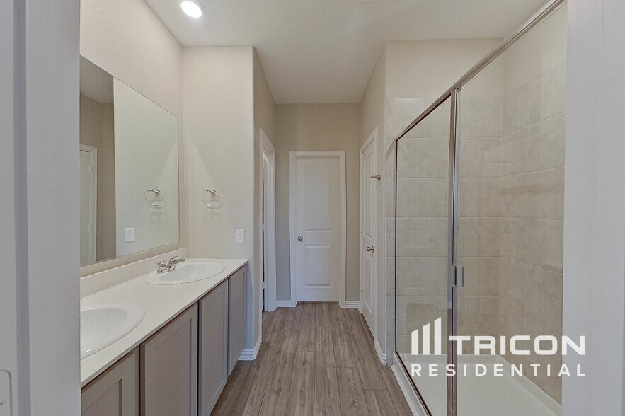 Building Photo - 2513 Starwater Dr