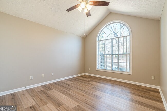 Building Photo - 5755 Lakeview Cir