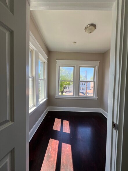 Building Photo - 1828 S 58th Ave