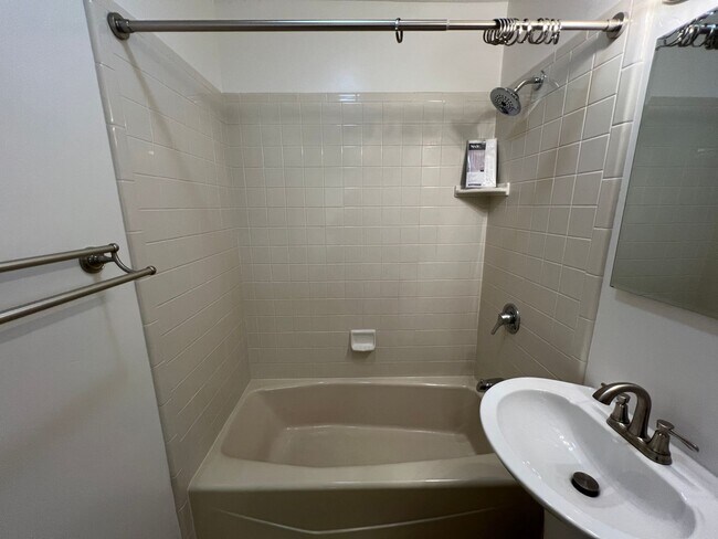 Building Photo - Updated 2-bedroom cottage in La Loma neighborhood!