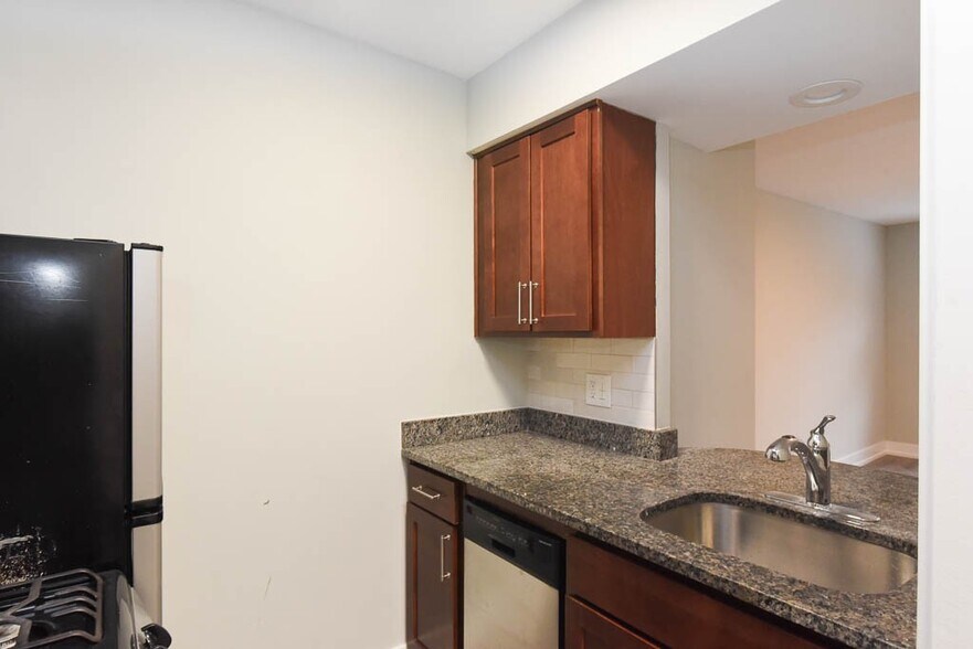 Building Photo - 448 W Barry Ave