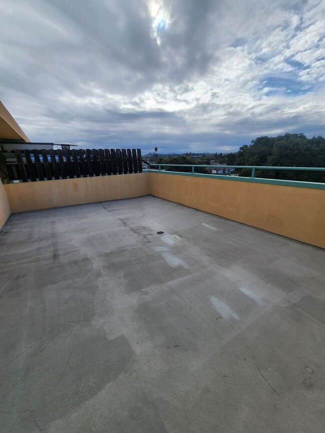 Building Photo - Spacious 1 Bed, 1 Bath Apartment with Priv...