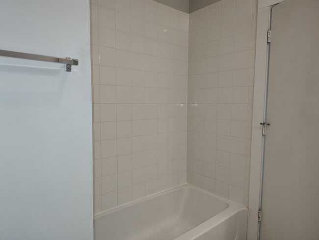 Building Photo - Modern Condo located  in South Main Square!