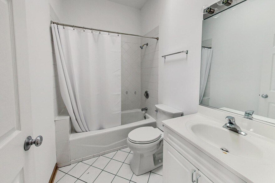 Building Photo - 1448 W Chicago Ave