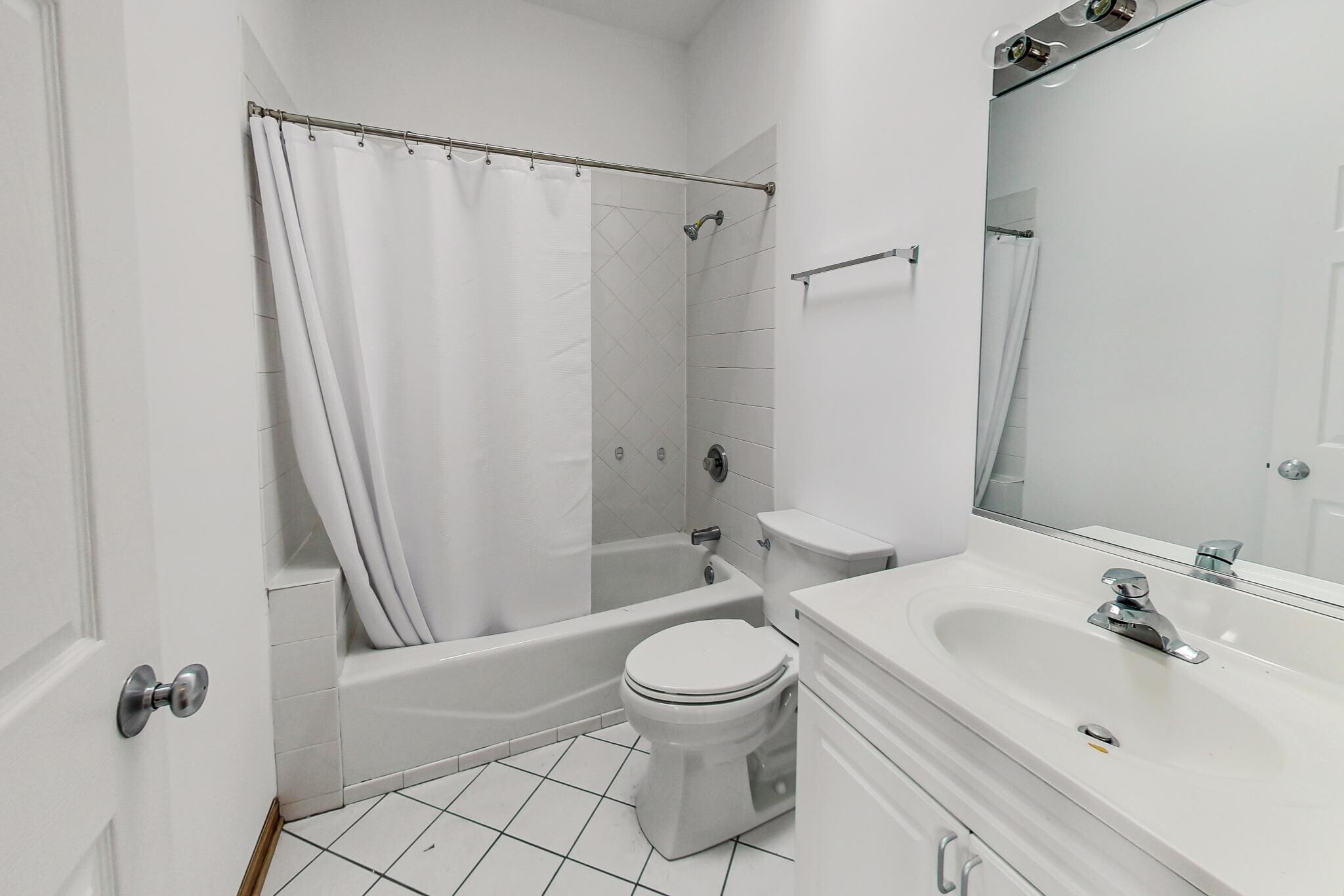 Building Photo - 1446 W Chicago Ave