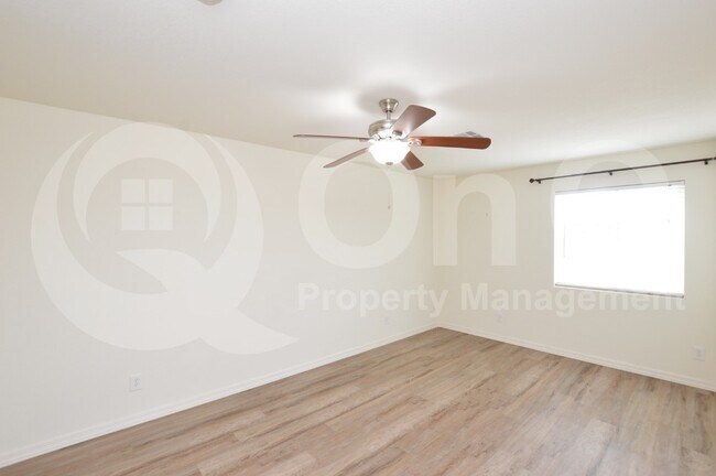 Building Photo - 3225 E Earll Dr
