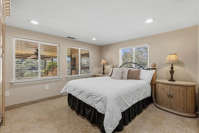Building Photo - 25207 Lakeview Dr