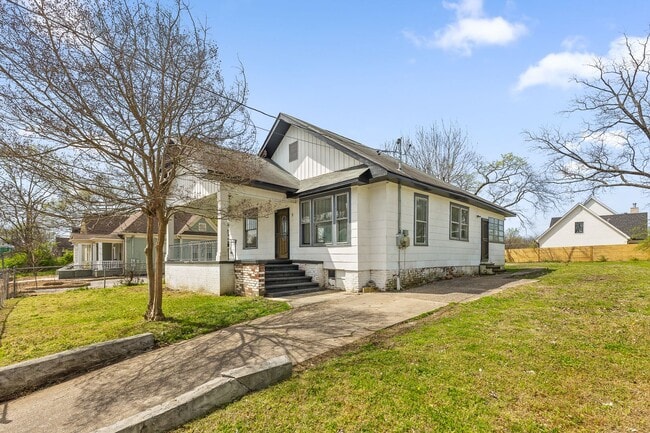 Building Photo - Charming + Modern Highland Park Home - 3 Beds, 2 Baths, Fenced Yard, + Plenty of Parking!
