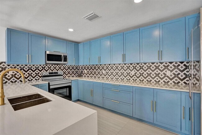 Building Photo - 1141 N North Lake Dr