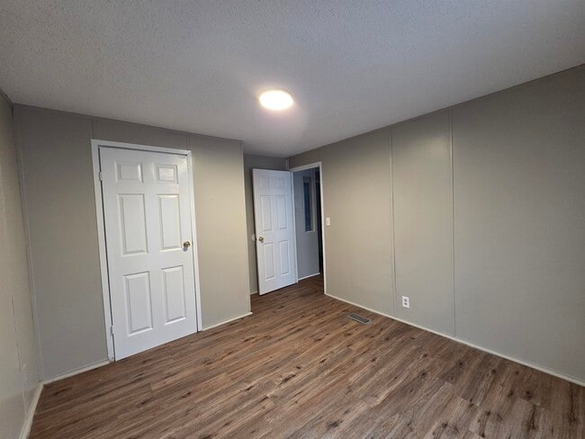 Building Photo - 2956 Lake Park Rd