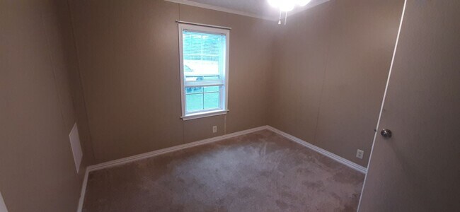 Building Photo - 261 Romance Rd