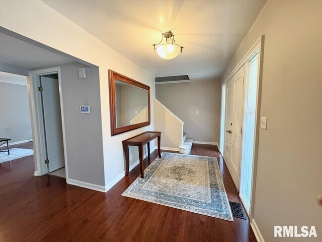 Building Photo - 6891 N Fox Point Dr