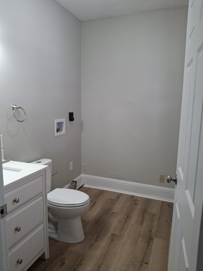 Building Photo - 913 E Washington St