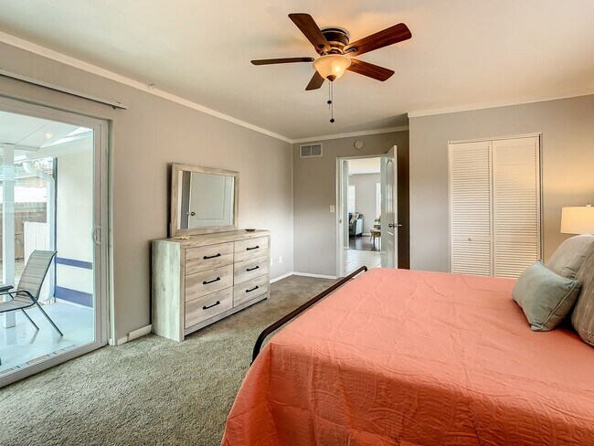 Building Photo - Available Today! Centrally Located St Pete House Furnished for Rent!