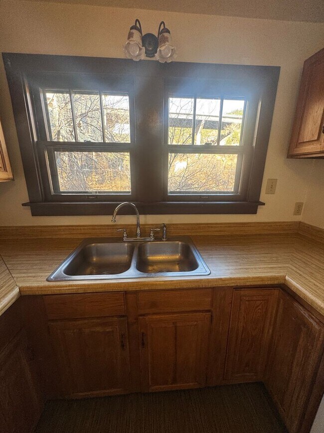 Building Photo - Cave Ave