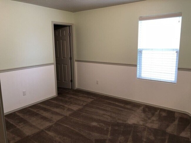 Building Photo - Walking distance to Settlers Park