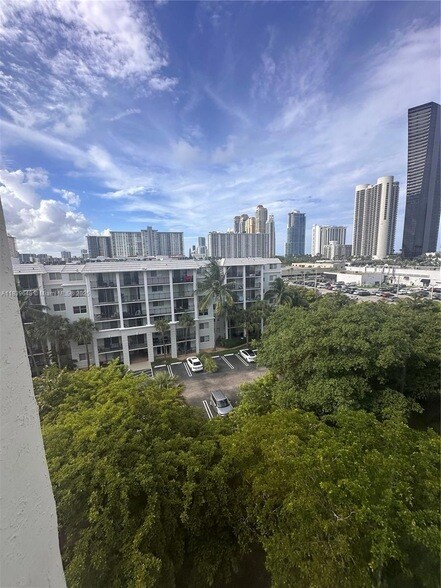 Building Photo - 17021 N Bay Rd