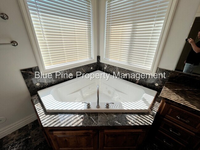 Building Photo - 8426 S Black Hawk Dr