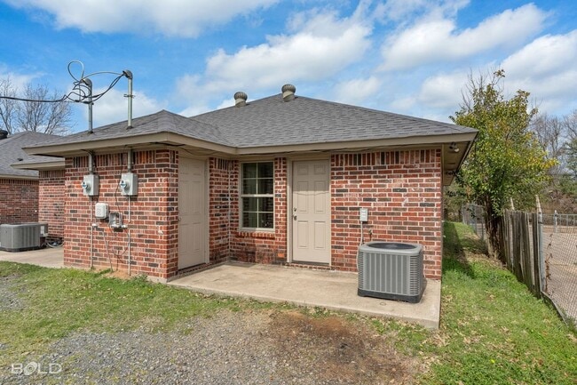 Building Photo - 1719 Lakeshore Dr