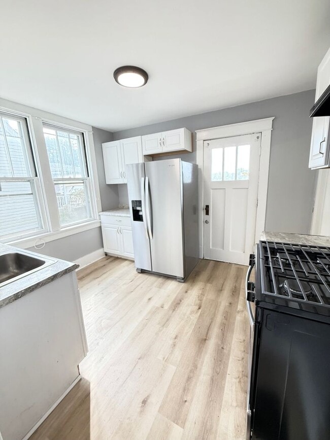Building Photo - Updated 3 Bedroom 1 Bathroom in North Vers...