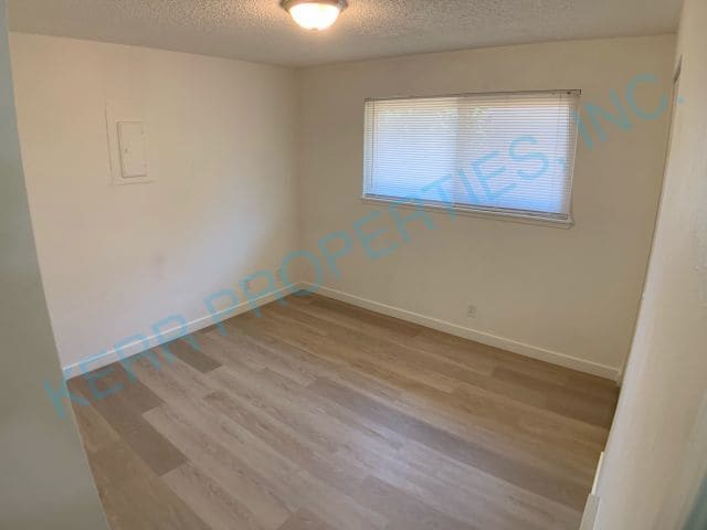 Building Photo - Charming 3-Bed Retreat with 2 Full Baths in Portland's Heart – 1000 Sq Ft of Comfort!