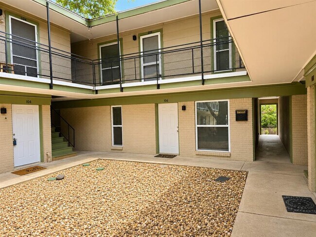Building Photo - 2021 Bluebonnet Ln