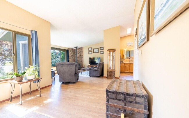 Building Photo - Charming 3-Bedroom Ranch for Rent in Prime...