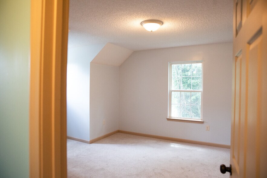 Upstairs bedroom - 16 Townview Dr