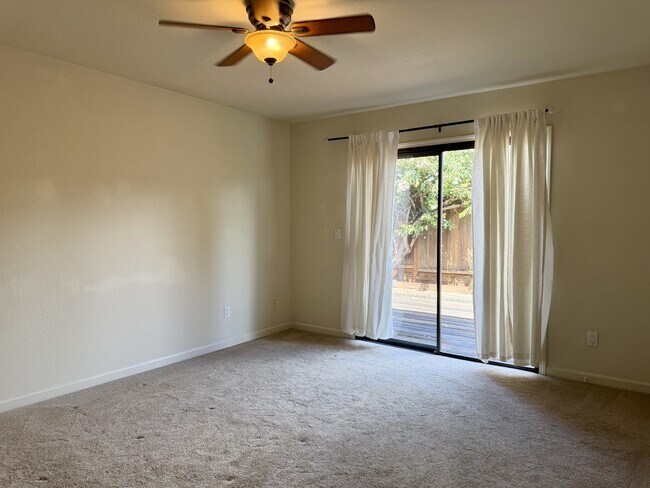 Building Photo - 213 Vía Lantana