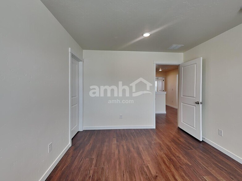 Building Photo - 1529 N Garnet Creek Ave