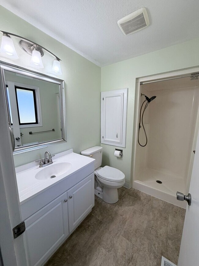 Building Photo - Well Maintained Three Bedroom Home in South Salem