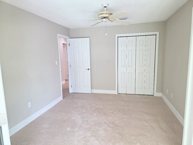 Building Photo - Beautiful 2-bedroom, 2-bath waterfront villa